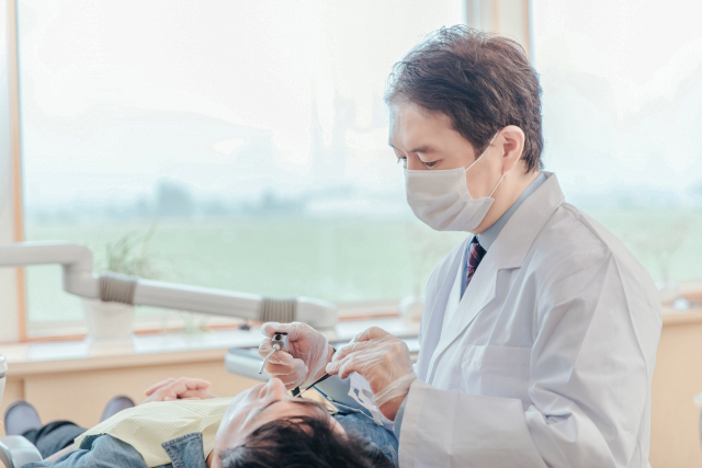 医師が治療を行っている画像