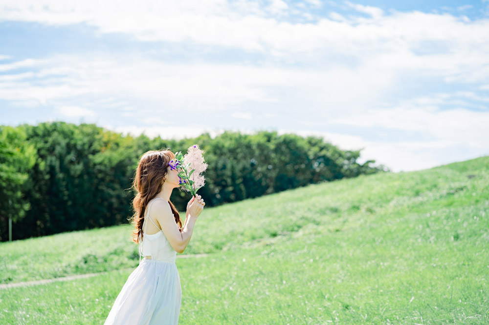 草原の女性の写真